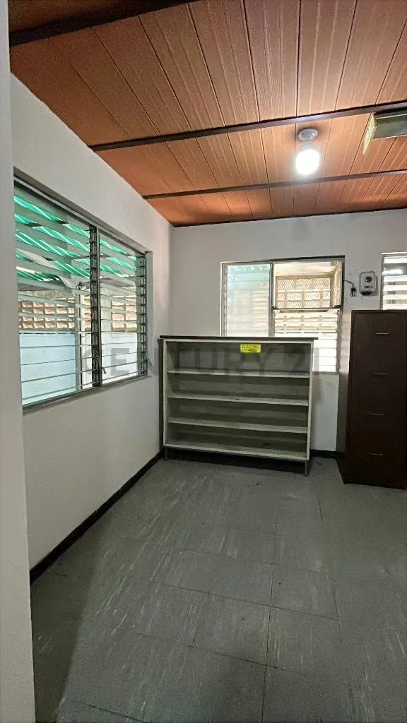 Venta galpón con vivienda en casco Central de Los Guayos. - 21