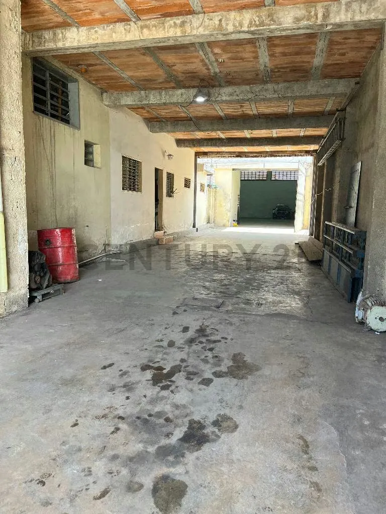 Venta galpón con vivienda en casco Central de Los Guayos. - 3