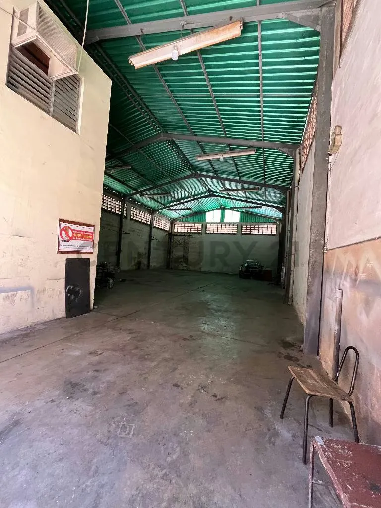 Venta galpón con vivienda en casco Central de Los Guayos. - 32