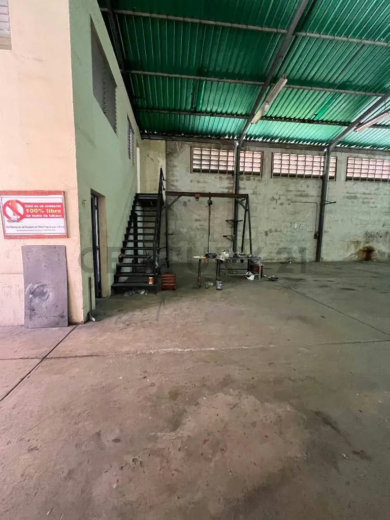 Venta galpón con vivienda en casco Central de Los Guayos. - 33