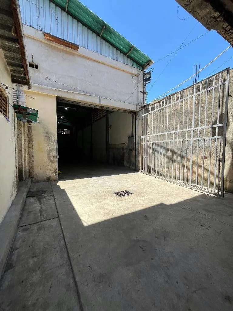 Venta galpón con vivienda en casco Central de Los Guayos. - 4