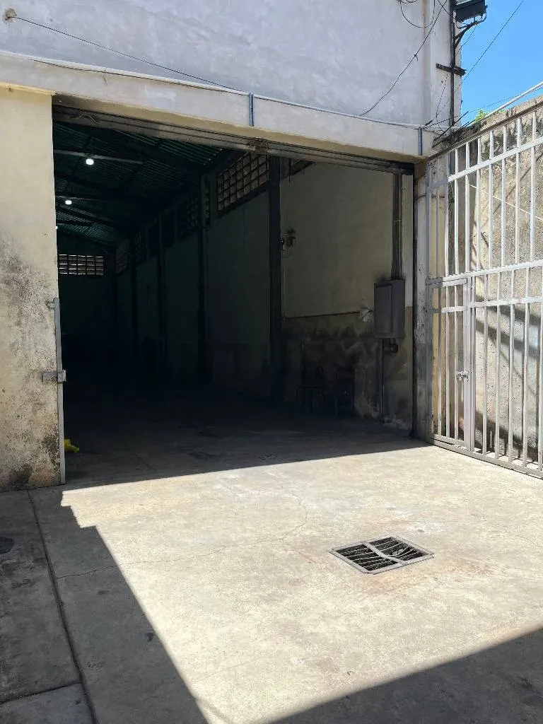 Venta galpón con vivienda en casco Central de Los Guayos. - 7