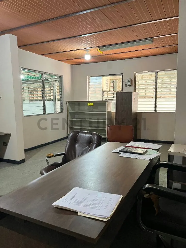 Venta galpón con vivienda en casco Central de Los Guayos. - 8