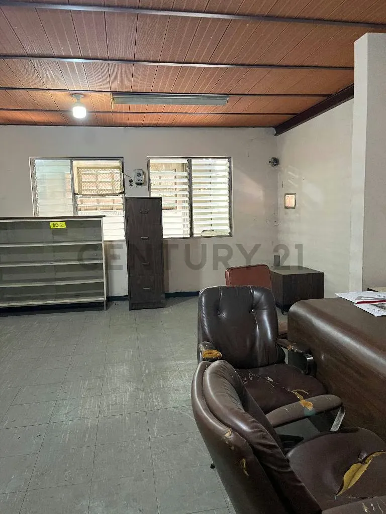 Venta galpón con vivienda en casco Central de Los Guayos. - 9