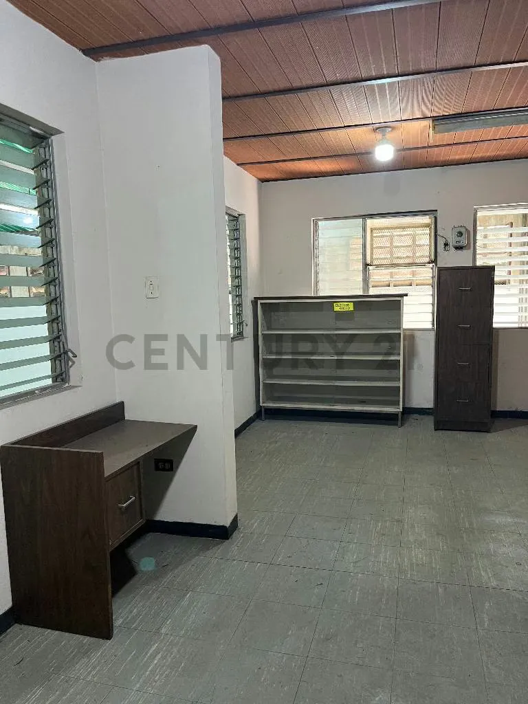 Venta galpón con vivienda en casco Central de Los Guayos. - 10