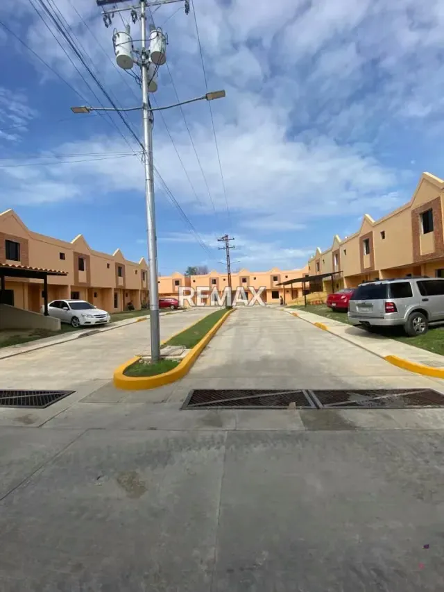 VENTA DE TOWNHOUSE EN OBRA GRIS RES. LA TRINITARIAS CIUDAD ALIANZA - 7