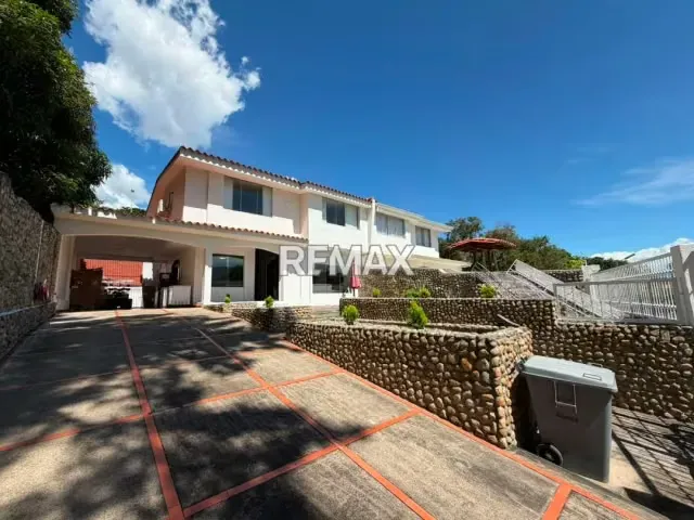 En Venta Amplia quinta Urb Privada Av Sucre, las lomas parte baja