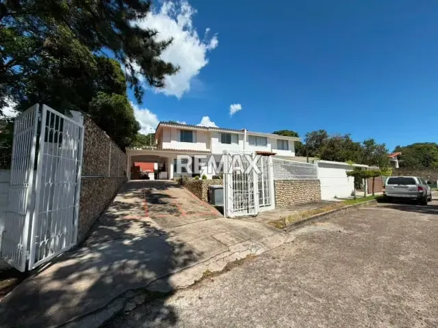 En Venta Amplia quinta Urb Privada Av Sucre, las lomas parte baja - 13