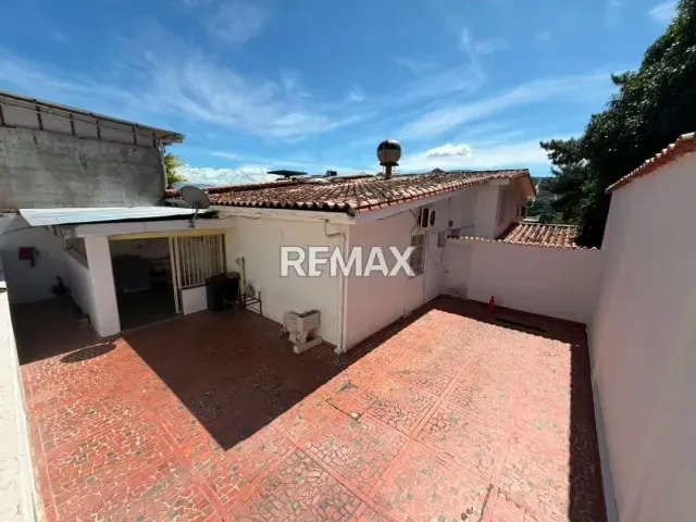 En Venta Amplia quinta Urb Privada Av Sucre, las lomas parte baja - 2