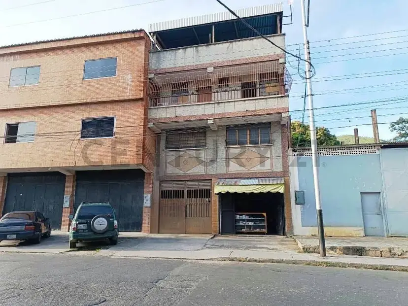Ofrecemos para la venta Edificio pequeño con Local Comercial y Apartamento
