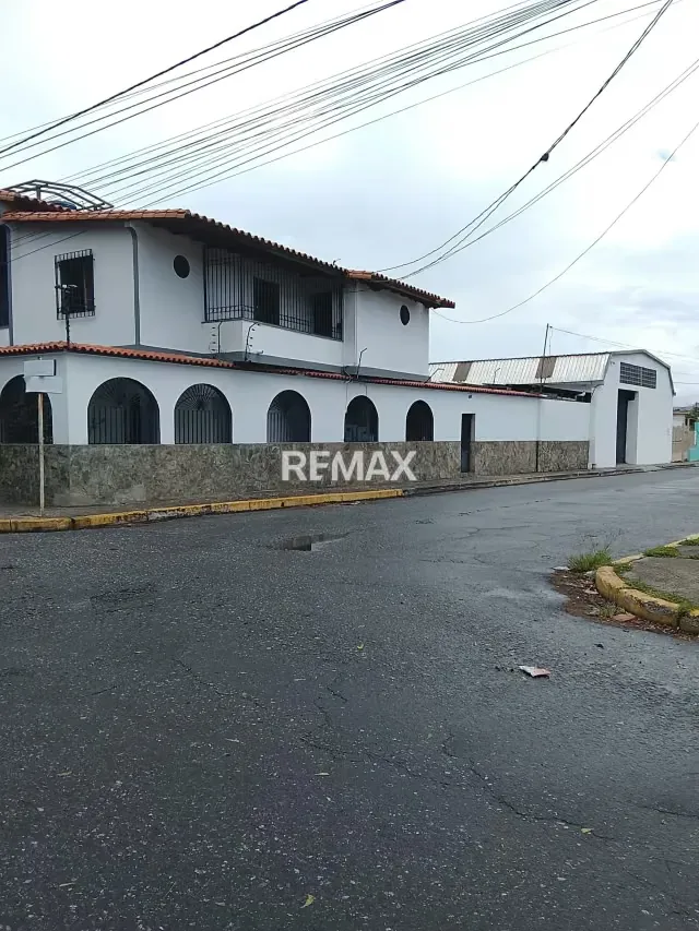En venta hermosa casa comercial con gran potencial, ubicada en av principal de los Horcones al Oeste de Barquisimeto: - 2