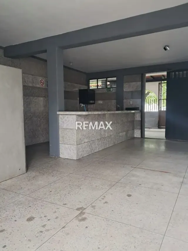En venta hermosa casa comercial con gran potencial, ubicada en av principal de los Horcones al Oeste de Barquisimeto: - 3