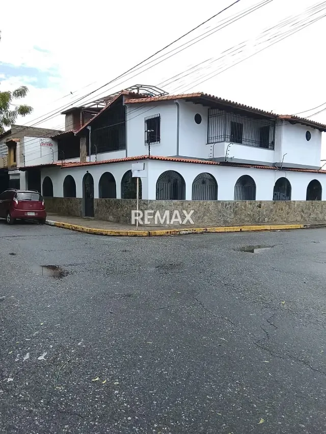 En venta hermosa casa comercial con gran potencial, ubicada en av principal de los Horcones al Oeste de Barquisimeto: - 5