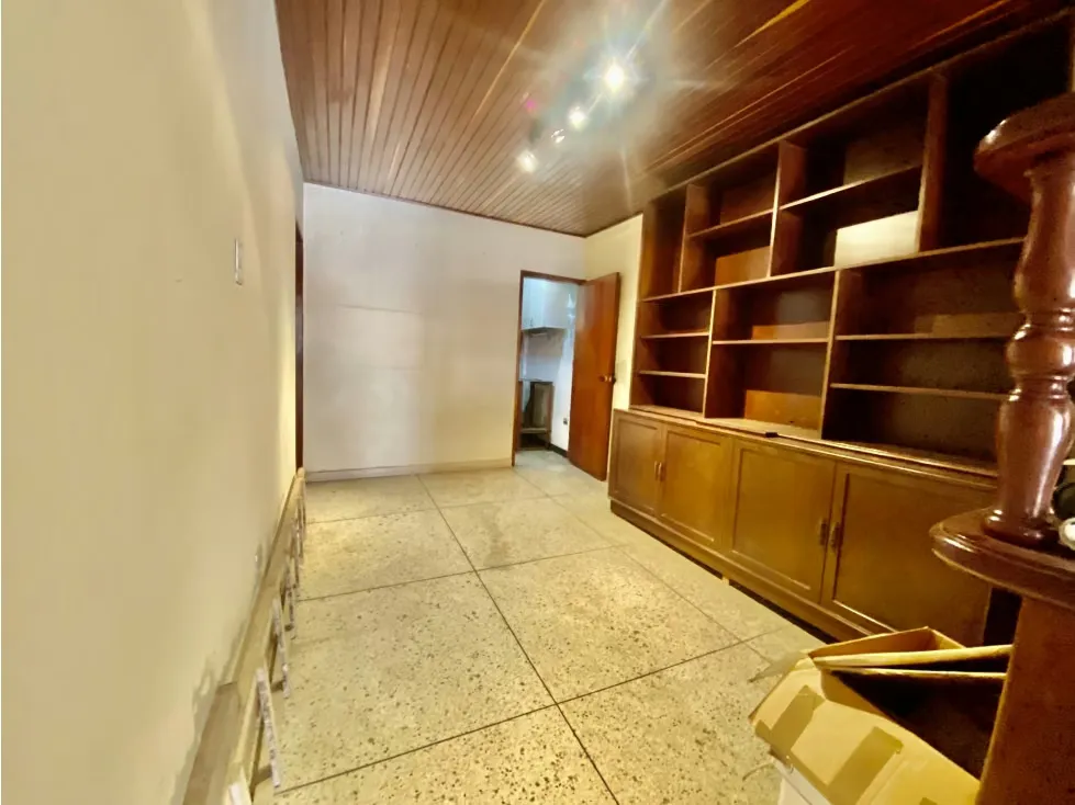 CASA EN VENTA LA CALIFORNIA NORTE 250 M2, 4 HAB, 2 1/2 BAÑOS, 4 P/E - 17