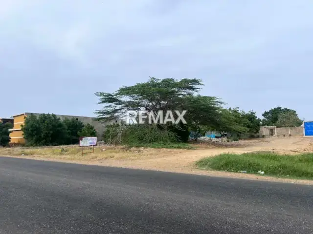 En venta Terreno a pie de la Av. Ollarvides