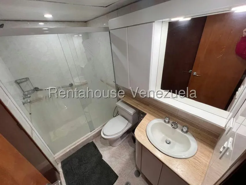 Apartamento (1 Nivel) en Venta en Los Dos Caminos, Distrito Metropolitano - 26