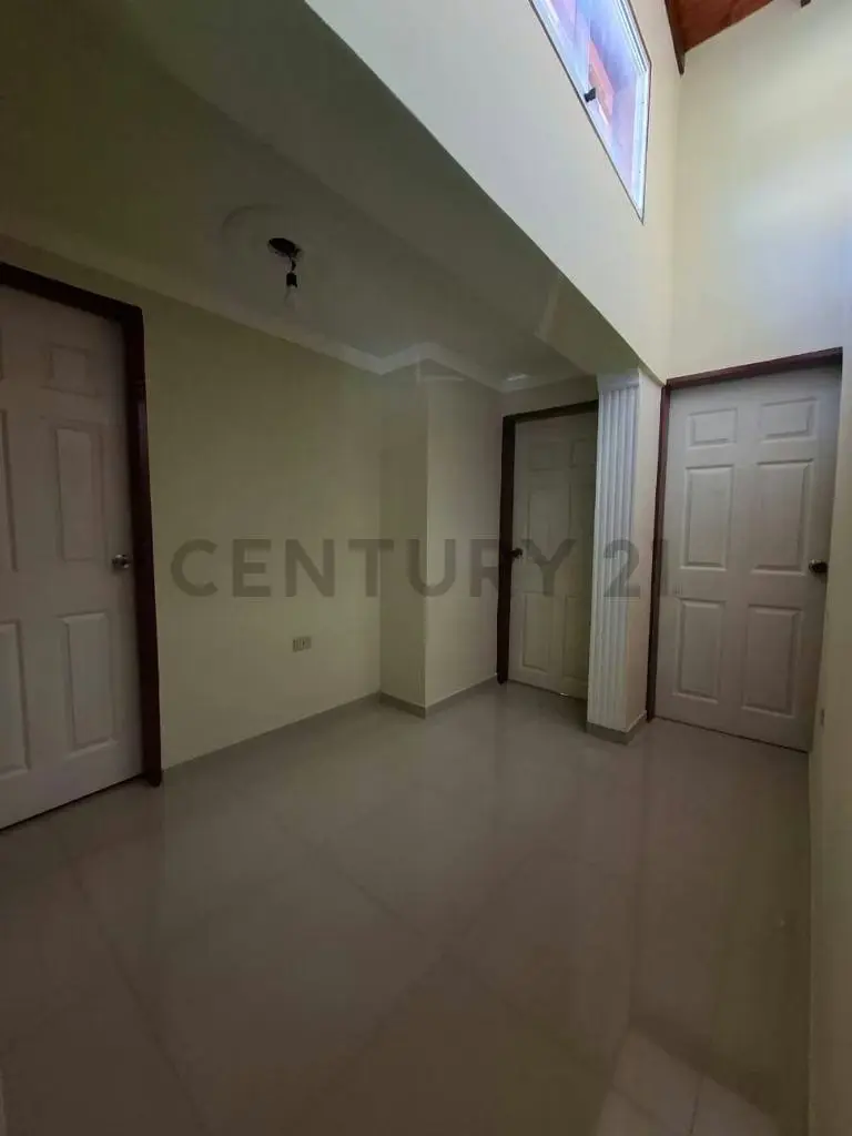 En Venta: Town House en Res. Villa Bahía, Av. Siegart - 8