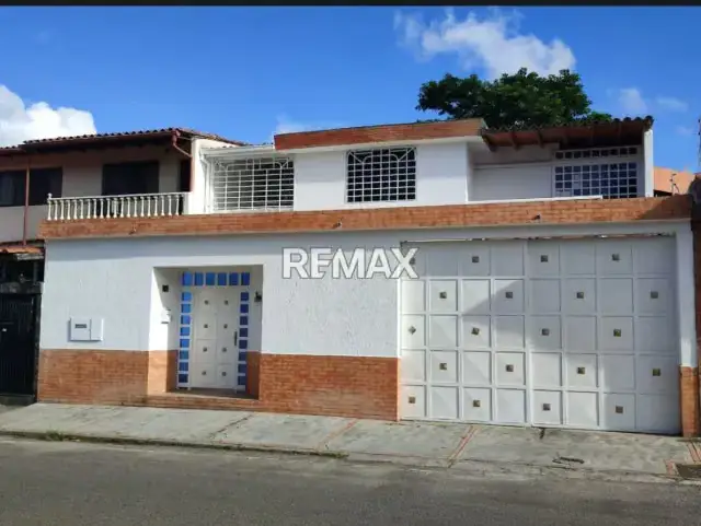 MAGNÍFICA CASA COMERCIAL (CON GALPÓN Y OFICINAS) EN ALQUILER EN LA ZONA INDUSTRIAL DE LA TRINIDAD