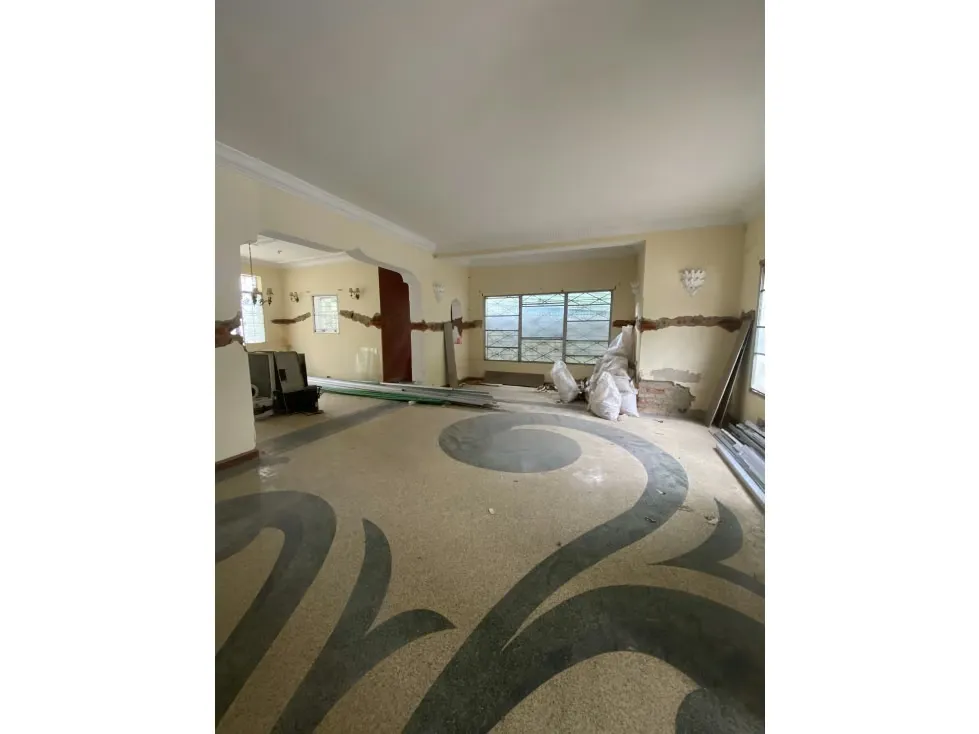 CASA EN VENTA DE 550M2 - URB. ALTAMIRA