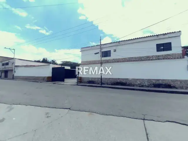 EN VENTA AMPLIO GALPON -TALLER DE TRANSPORTE EN SANTA ROSA