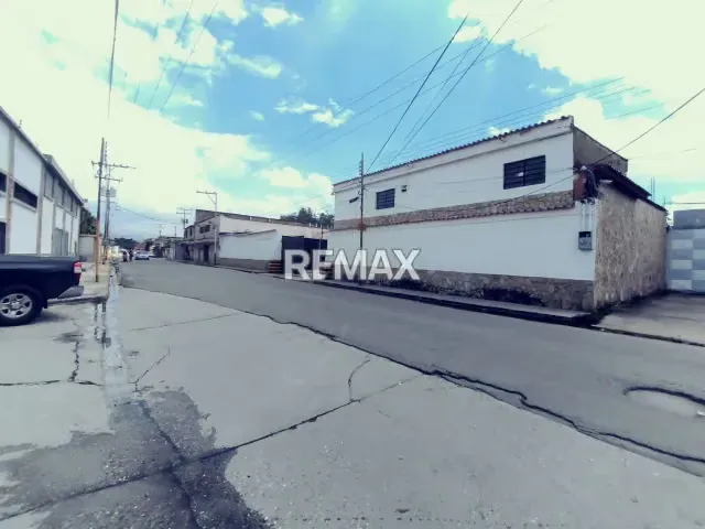 EN VENTA AMPLIO GALPON -TALLER DE TRANSPORTE EN SANTA ROSA - 2