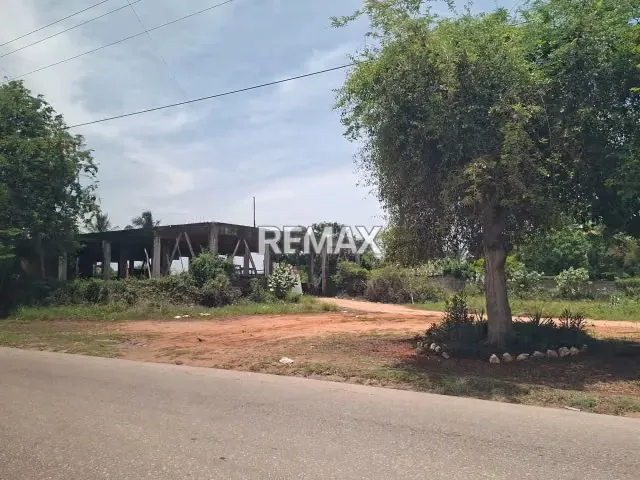 EN VENTA AMPLIO TERRENO EN EL TIRANO - 4