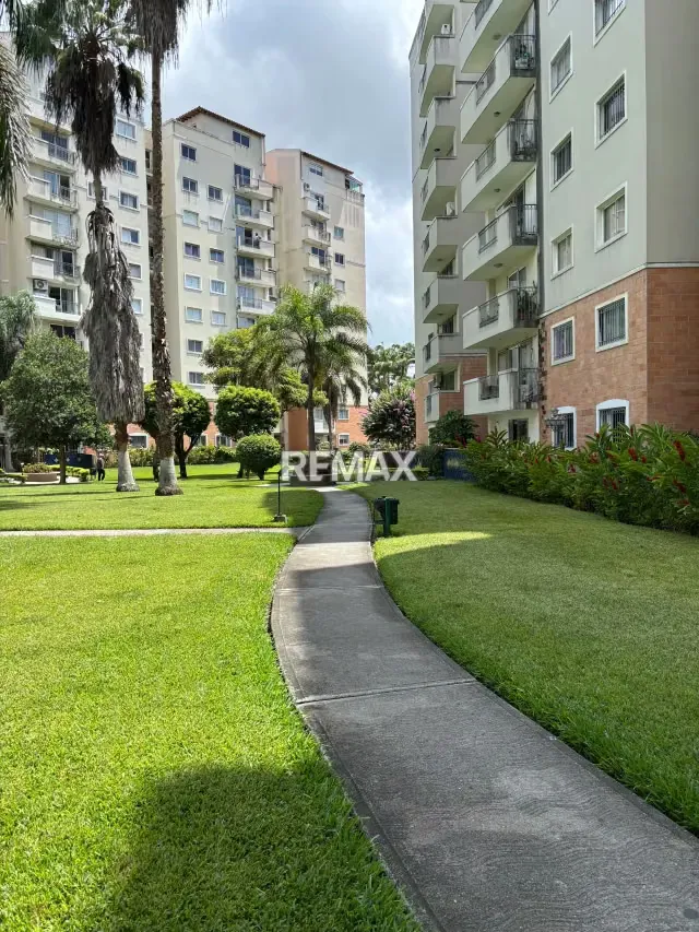 En Venta Moderno Apartamento en Venta en El Centro Metropolitano Javier ubicado en la Avenida Libertador - 11