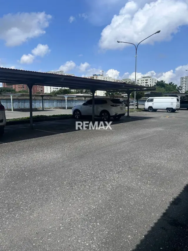 En Venta Moderno Apartamento en Venta en El Centro Metropolitano Javier ubicado en la Avenida Libertador - 14