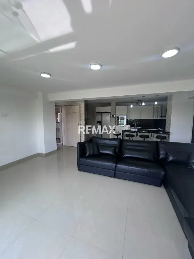 En Venta Moderno Apartamento en Venta en El Centro Metropolitano Javier ubicado en la Avenida Libertador - 2