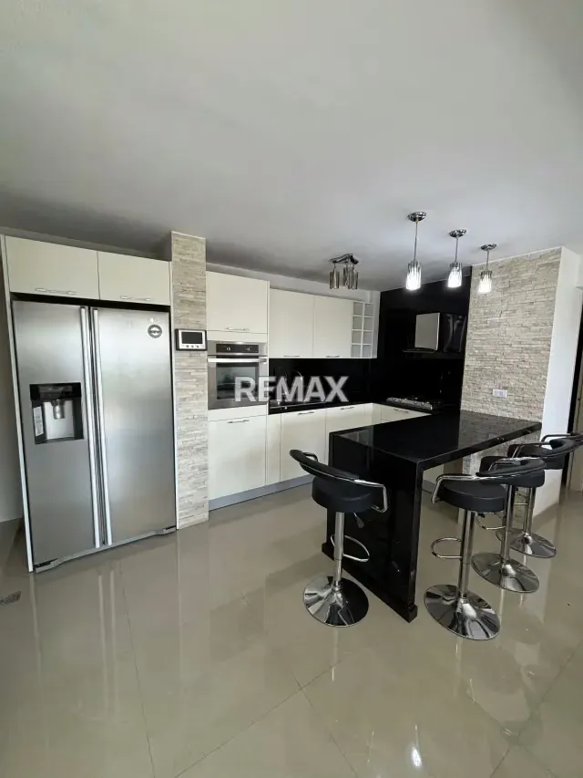 En Venta Moderno Apartamento en Venta en El Centro Metropolitano Javier ubicado en la Avenida Libertador - 3