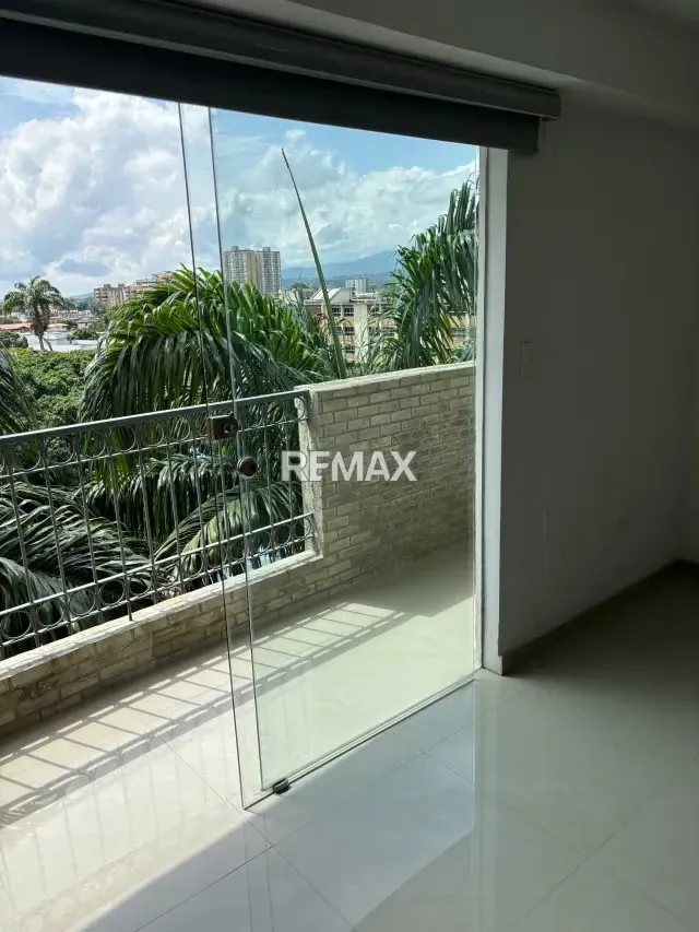 En Venta Moderno Apartamento en Venta en El Centro Metropolitano Javier ubicado en la Avenida Libertador - 5