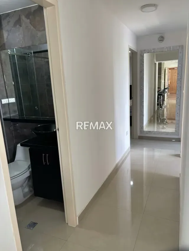 En Venta Moderno Apartamento en Venta en El Centro Metropolitano Javier ubicado en la Avenida Libertador - 6