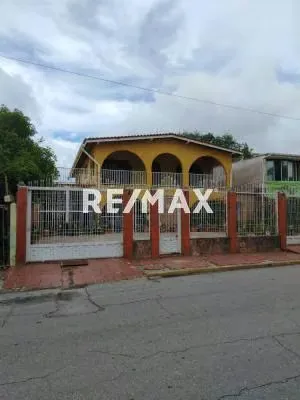 CASA EN URB. BRISAS DE JUANGRIEGO, MUN. MARCANO.