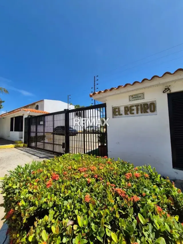 En venta Townhouse Para Remodelar, Urb. Maneiro - Conjunto Residencial El Retiro