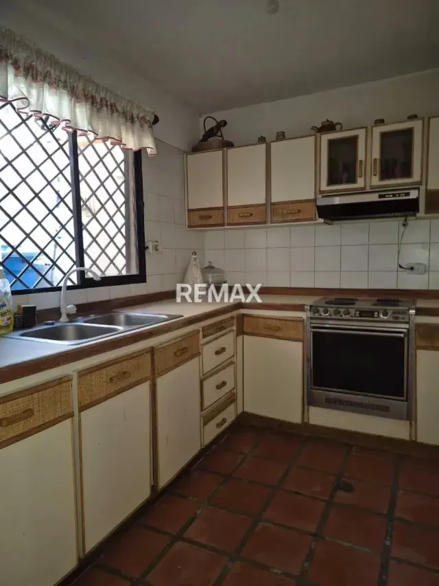 En venta Townhouse Para Remodelar, Urb. Maneiro - Conjunto Residencial El Retiro - 3