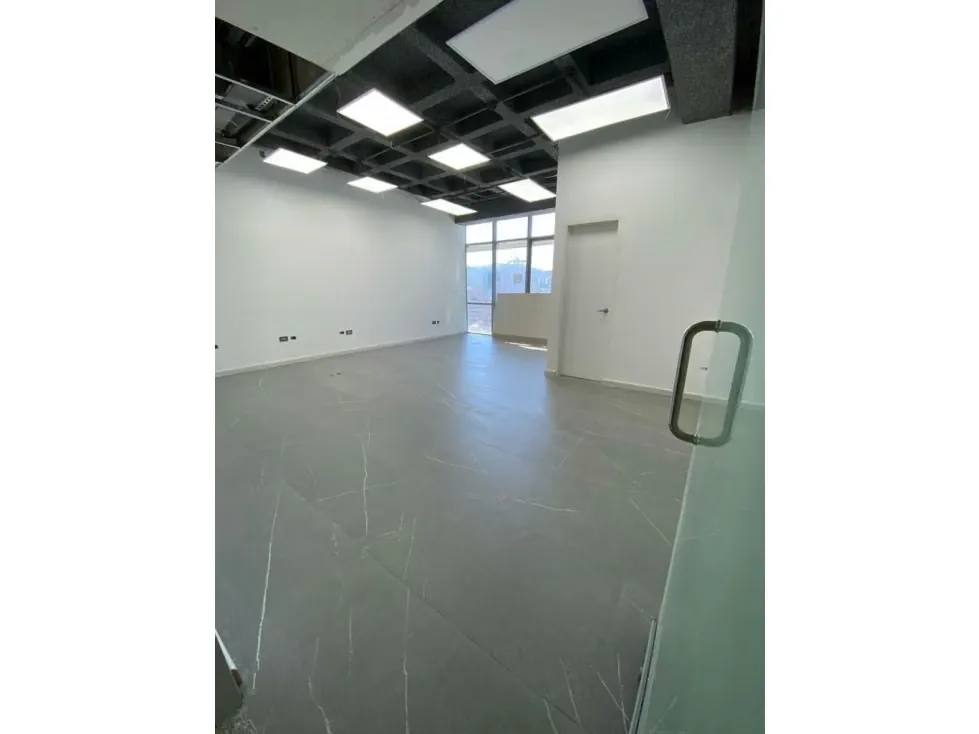 Se alquila oficina de.50m2 en la torre CFM