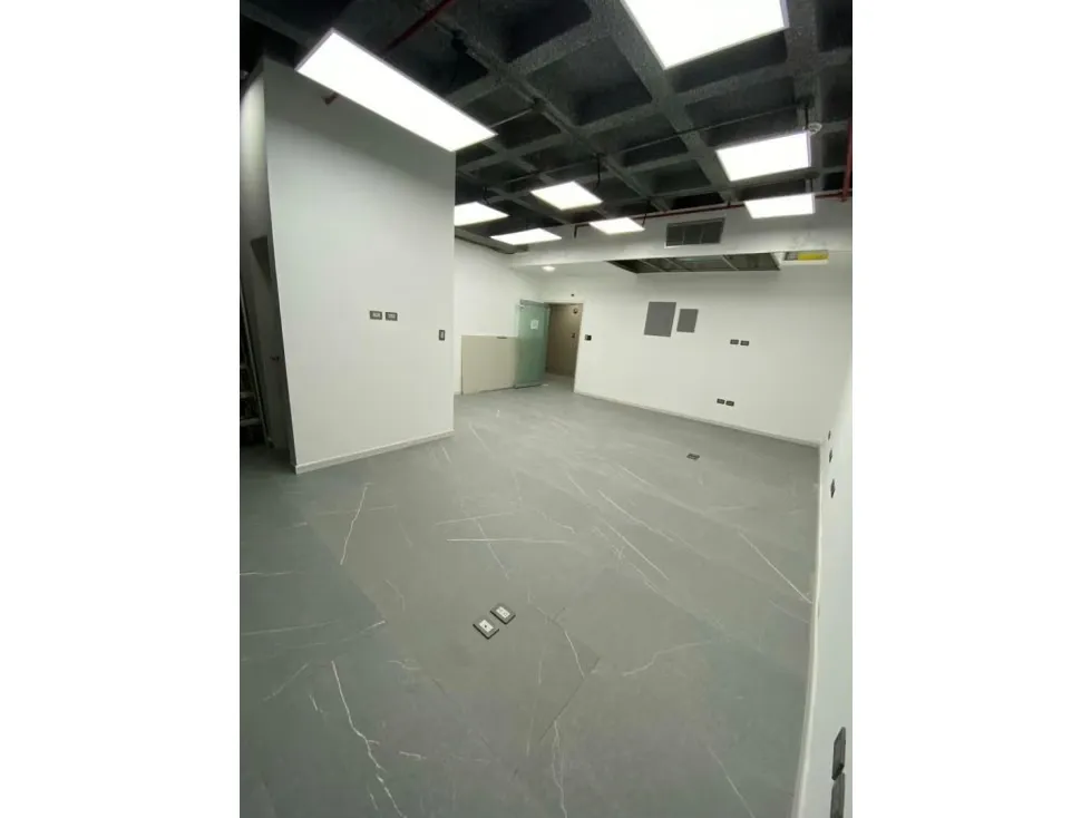 Se alquila oficina de.50m2 en la torre CFM - 2