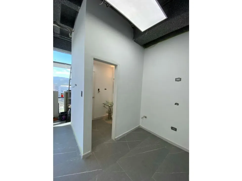 Se alquila oficina de.50m2 en la torre CFM - 3