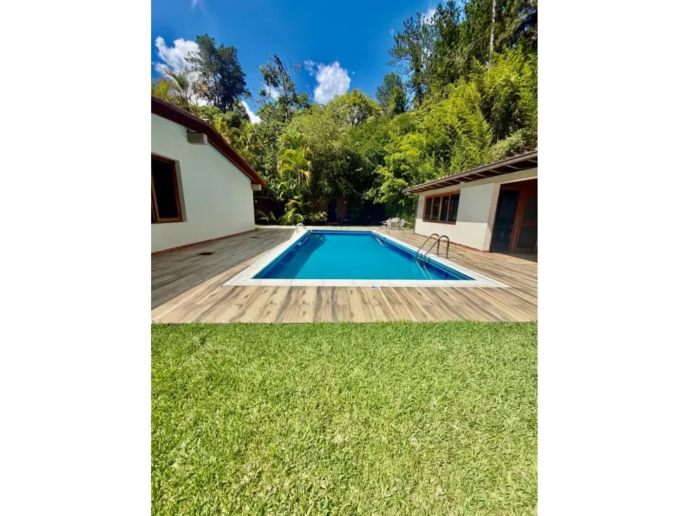Se Vende casa 680m2 Cerro Verde 6553