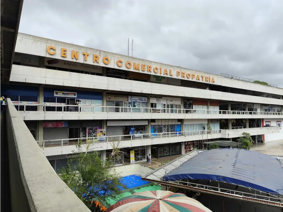 Se vende local comercial 243m2 Propatria 2215