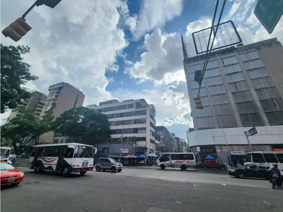 SE VENDE LOCAL COMERCIAL EN LA AVENIDA FUERZAS ARMADAS