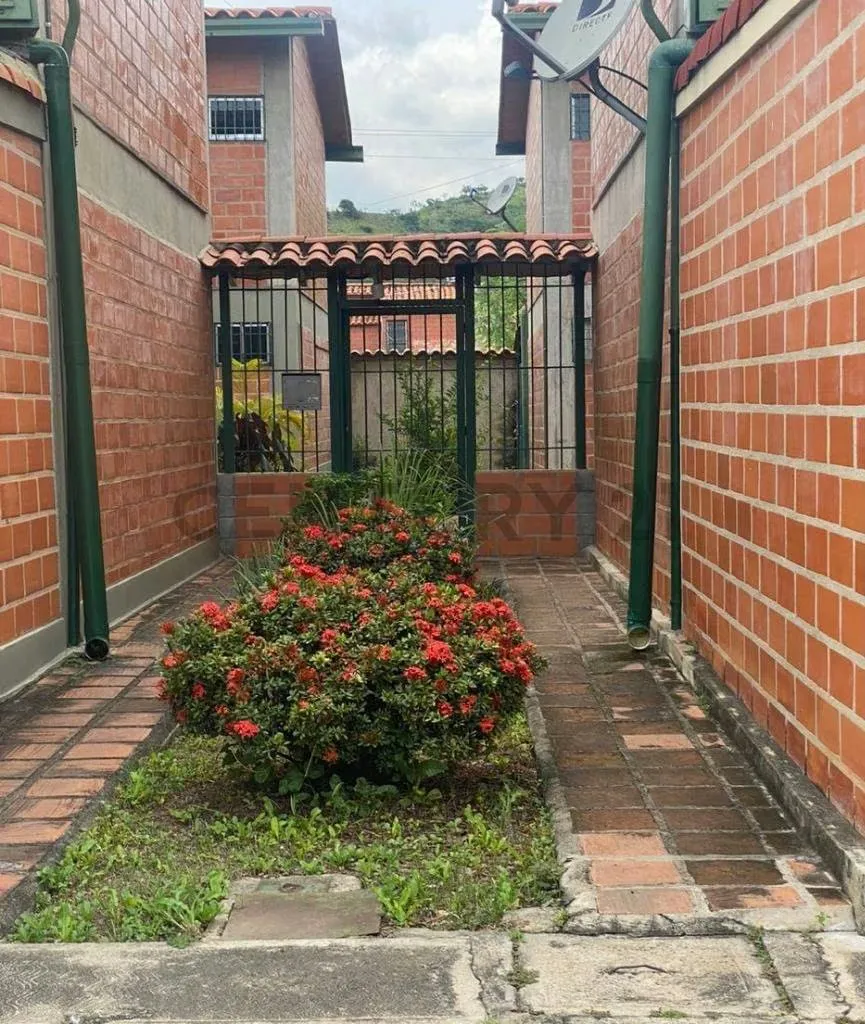 Cómodo apartamento en Urb. La Laguna II. Paz y excelente ubicación en Turmero. - 2