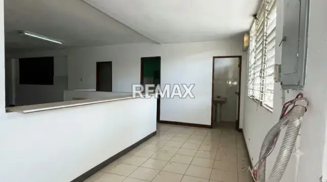 Se Alquila Local Comercial en Los Chorros.