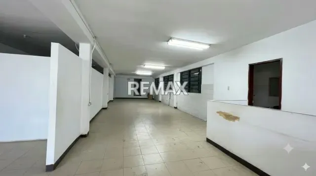 Se Alquila Local Comercial en Los Chorros. - 2