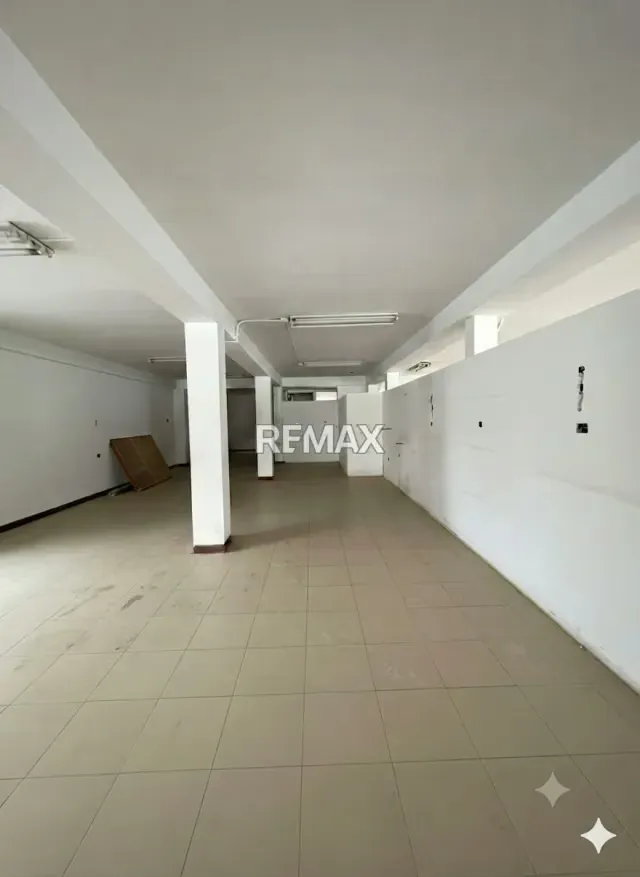 Se Alquila Local Comercial en Los Chorros. - 3