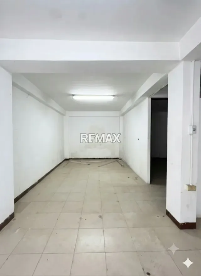 Se Alquila Local Comercial en Los Chorros. - 6