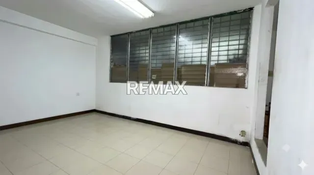 Se Alquila Local Comercial en Los Chorros. - 7