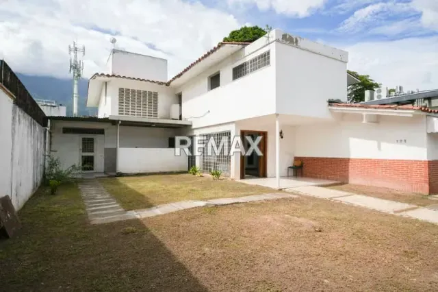 VENTA DE CASA COMERCIAL EN CHUAO, 680M - 2