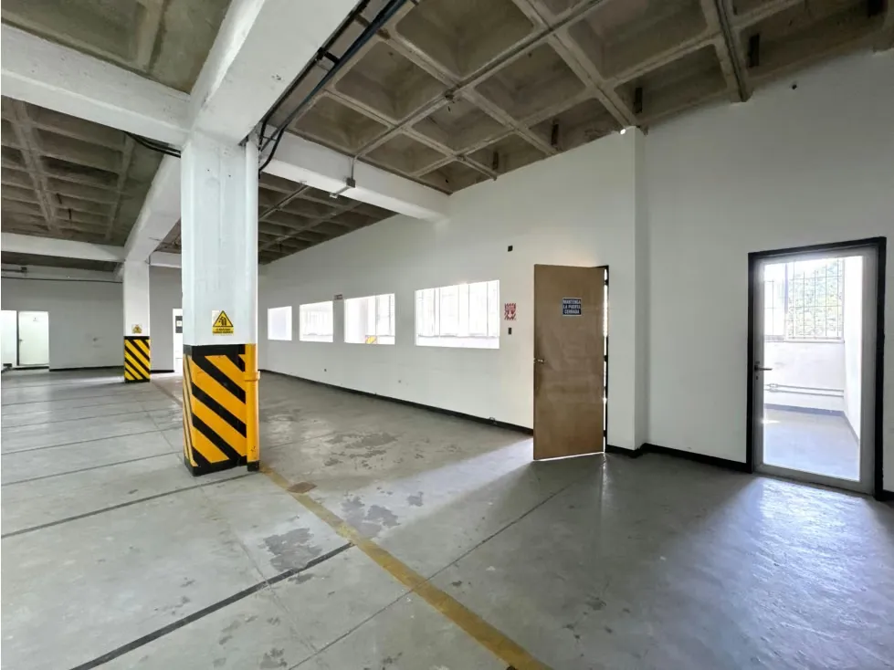 EDIFICIO COMERCIAL E INDUSTRIAL EN VENTA – LA URBINA - 30