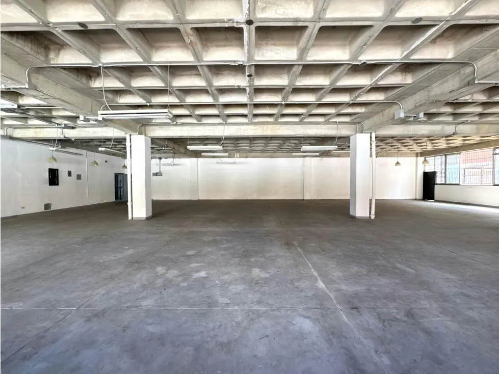 EDIFICIO COMERCIAL E INDUSTRIAL EN VENTA – LA URBINA - 34